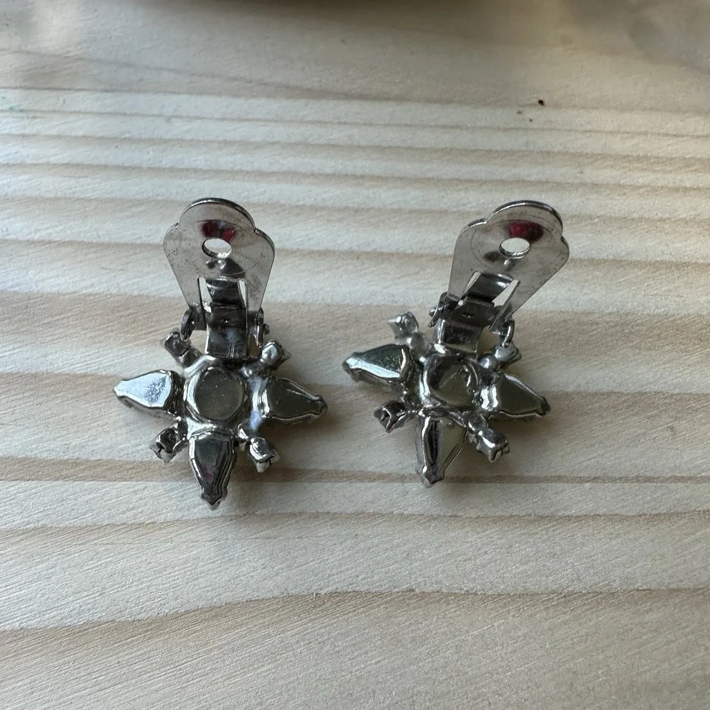 Vintage Kramer Starburst Clip Earrings 1 Inch Clear Crystal‎ Rhinestones Elegant